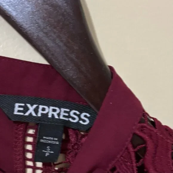 •SOLD•|EXPRESS| Elegant Burgundy Lace Cap Sleeve Open Back Top Blouse Sz S - Picture 3 of 7